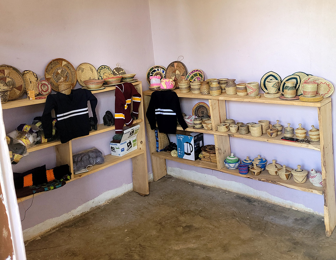 crafts and gifts shop near the bwindi national park